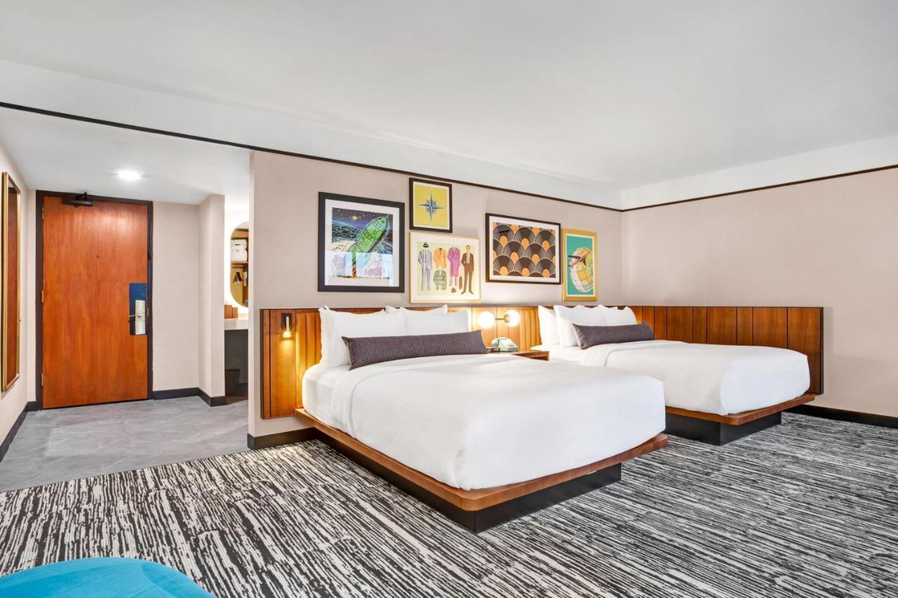 Standard Zimmer mit 2 Queensize-Betten und Stadtblick