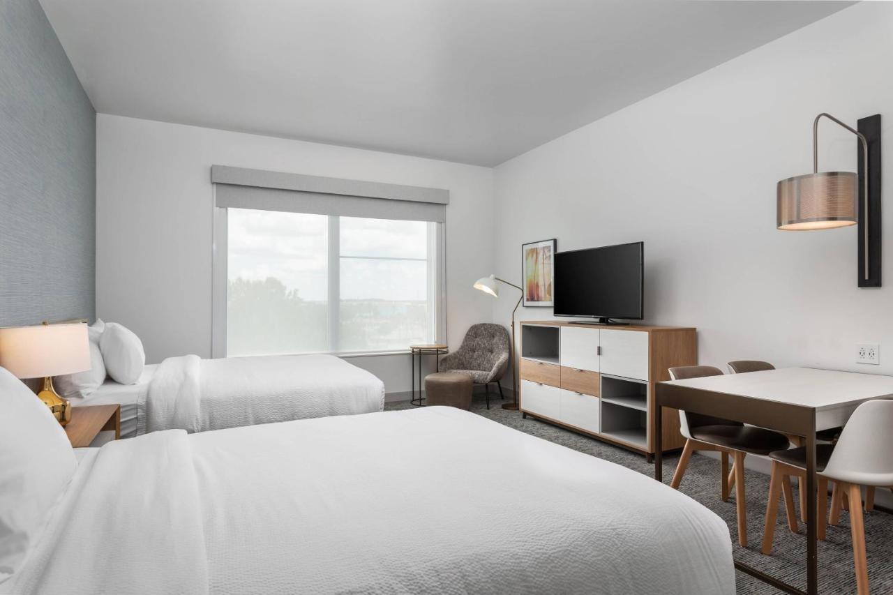 Studio Two Queen Beds High Floor or Theme Park View