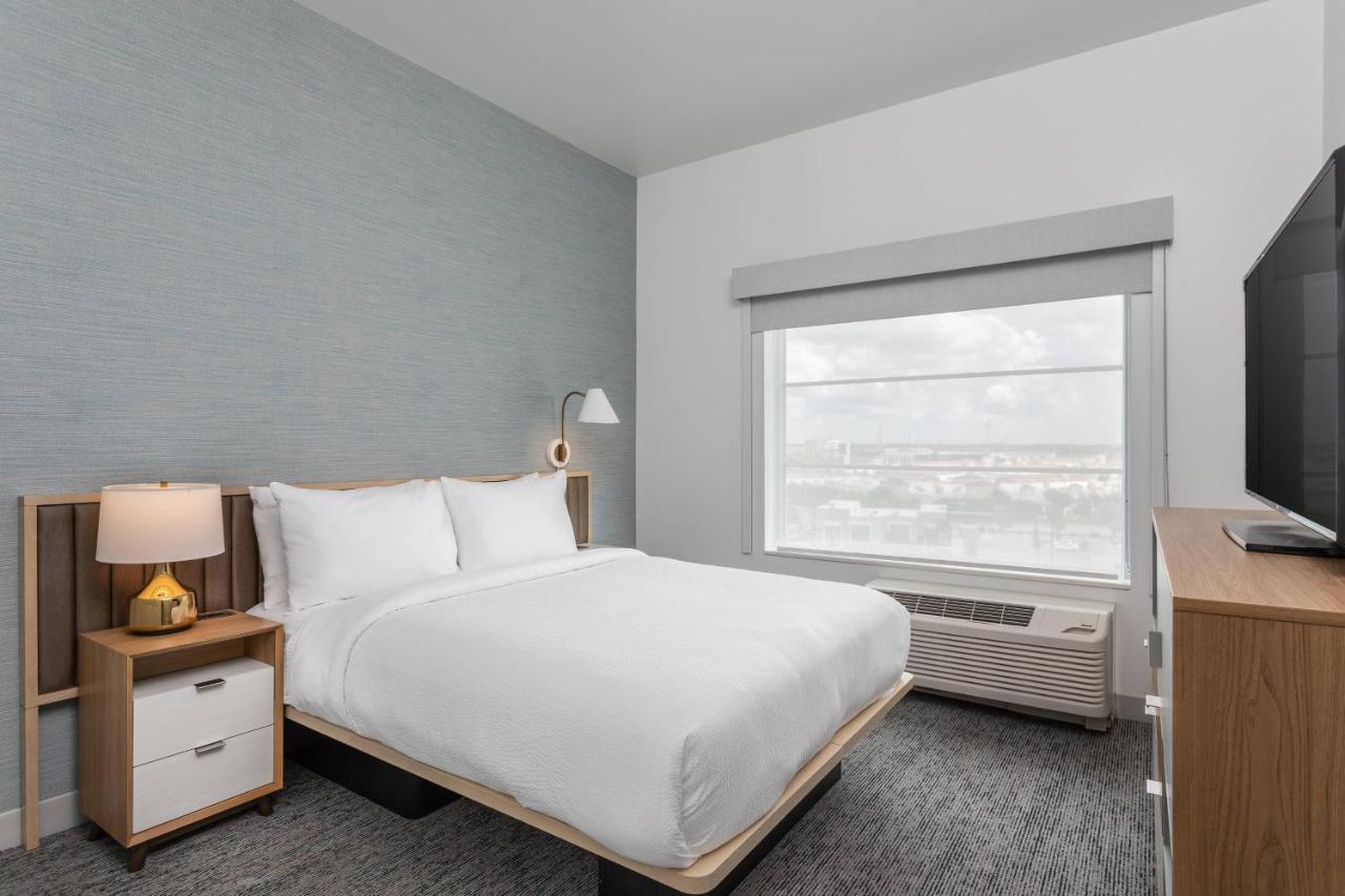 One-Bedroom Queen Suite Sofa Bed High Floor or Theme Park View