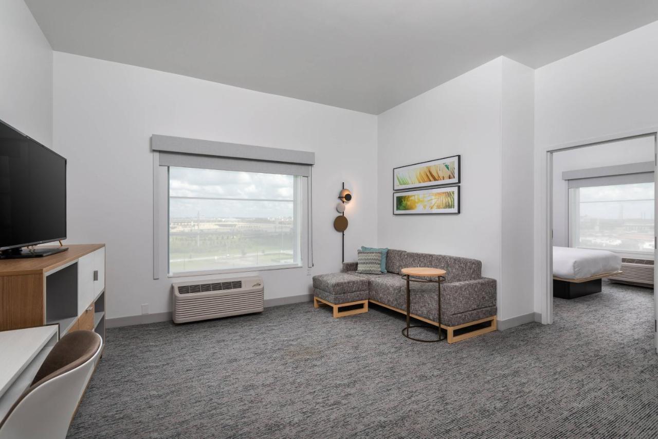 One-Bedroom Queen Suite Sofa Bed High Floor or Theme Park View