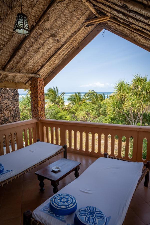 Habitación con cama grande y vistas al mar
