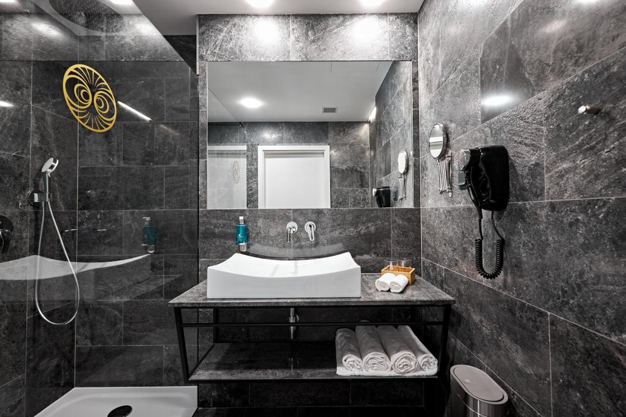 Family Suite with Kitchenette & Sea View