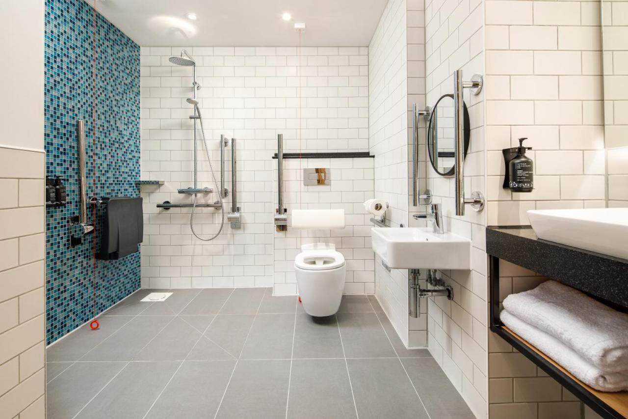 Queen Room Accessible