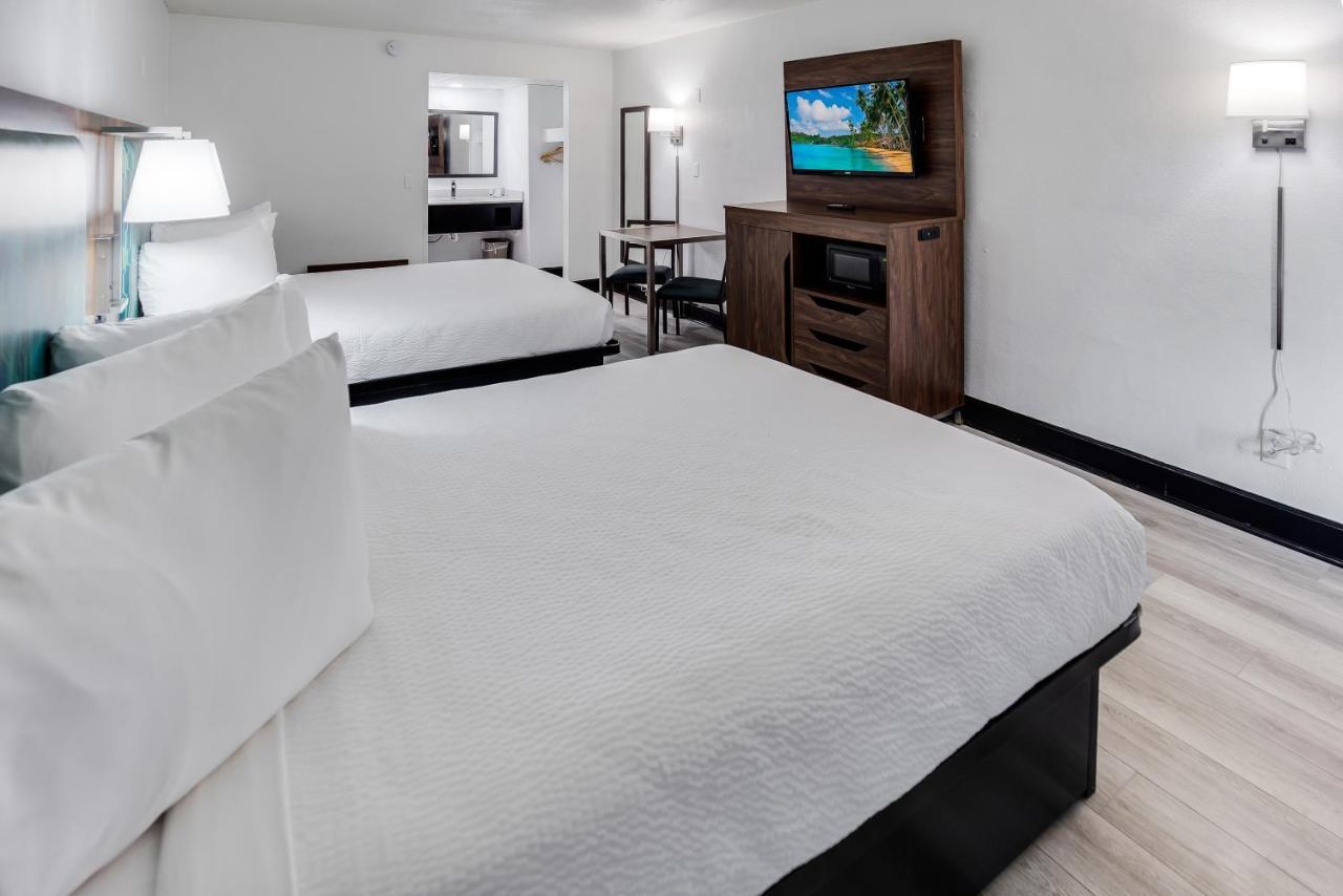 Standard Queen Room with 2 queen beds, nonsmoking first floor only, wall view