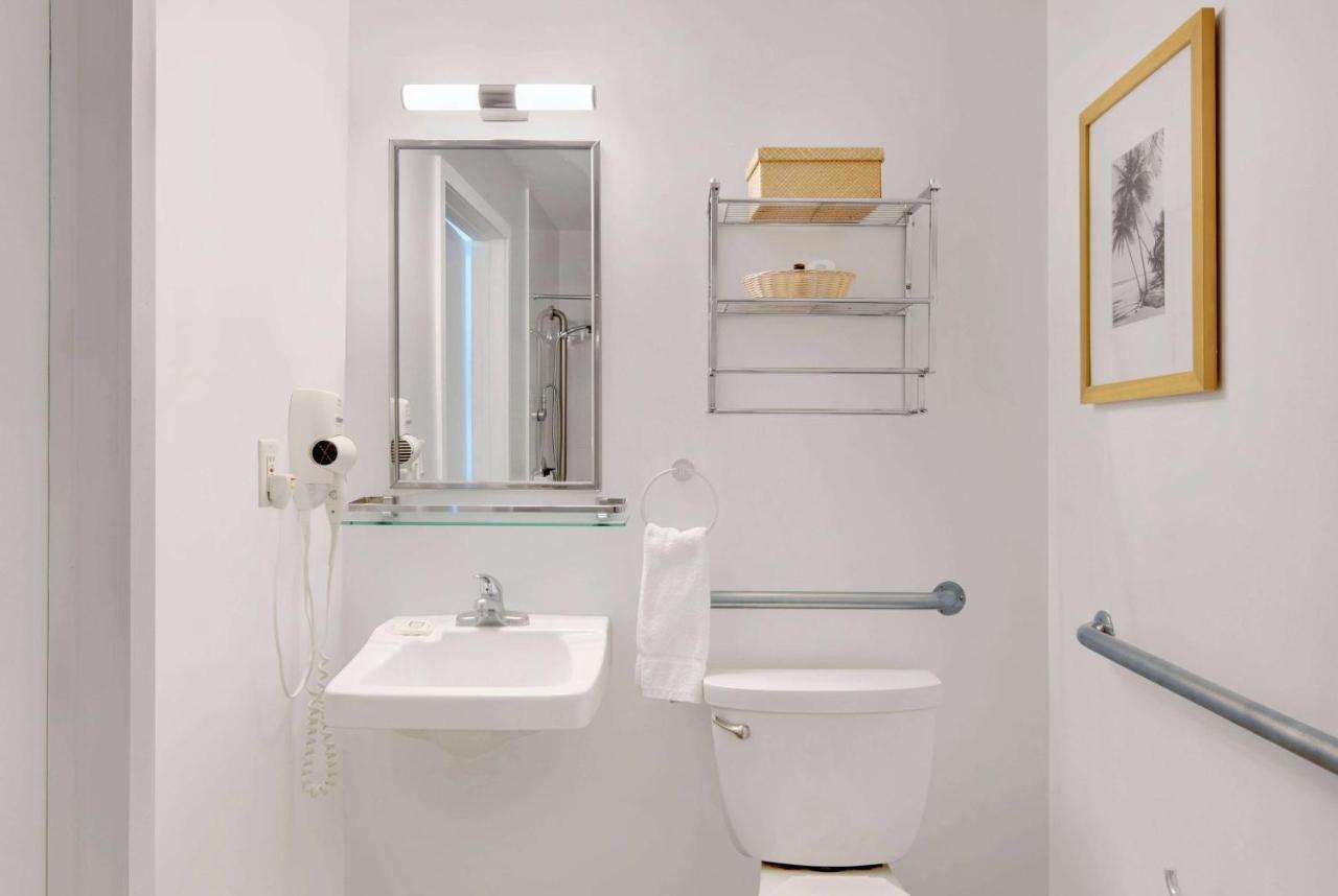 Chambre Lit King-Size Adaptée aux Personnes à Mobilité Réduite/Malentendantes avec Douche Accessible en Fauteuil Roulant - Non-Fumeurs