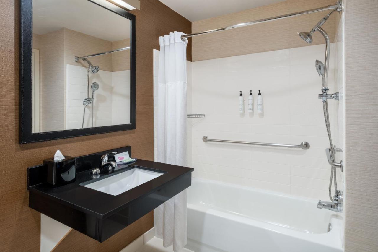 King Room with Bathtub - Mobility Access