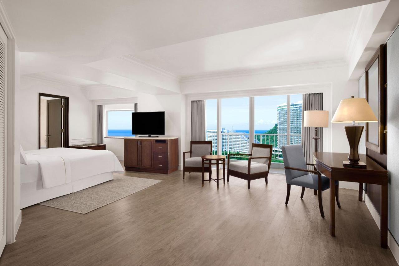 Ocean Front, Larger Guest room, 1 King, Corner room, Balcony