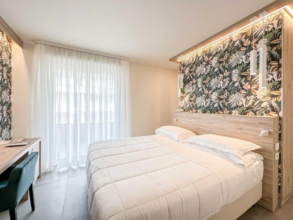 Zimmer mit Kingsize-Bett und Poolblick