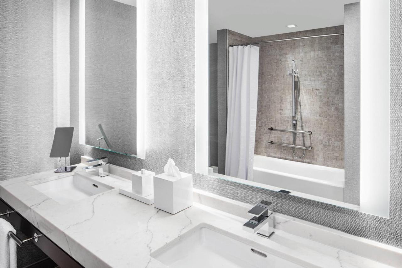 Superior King Room with Roll-in Shower - Mobility Accessible