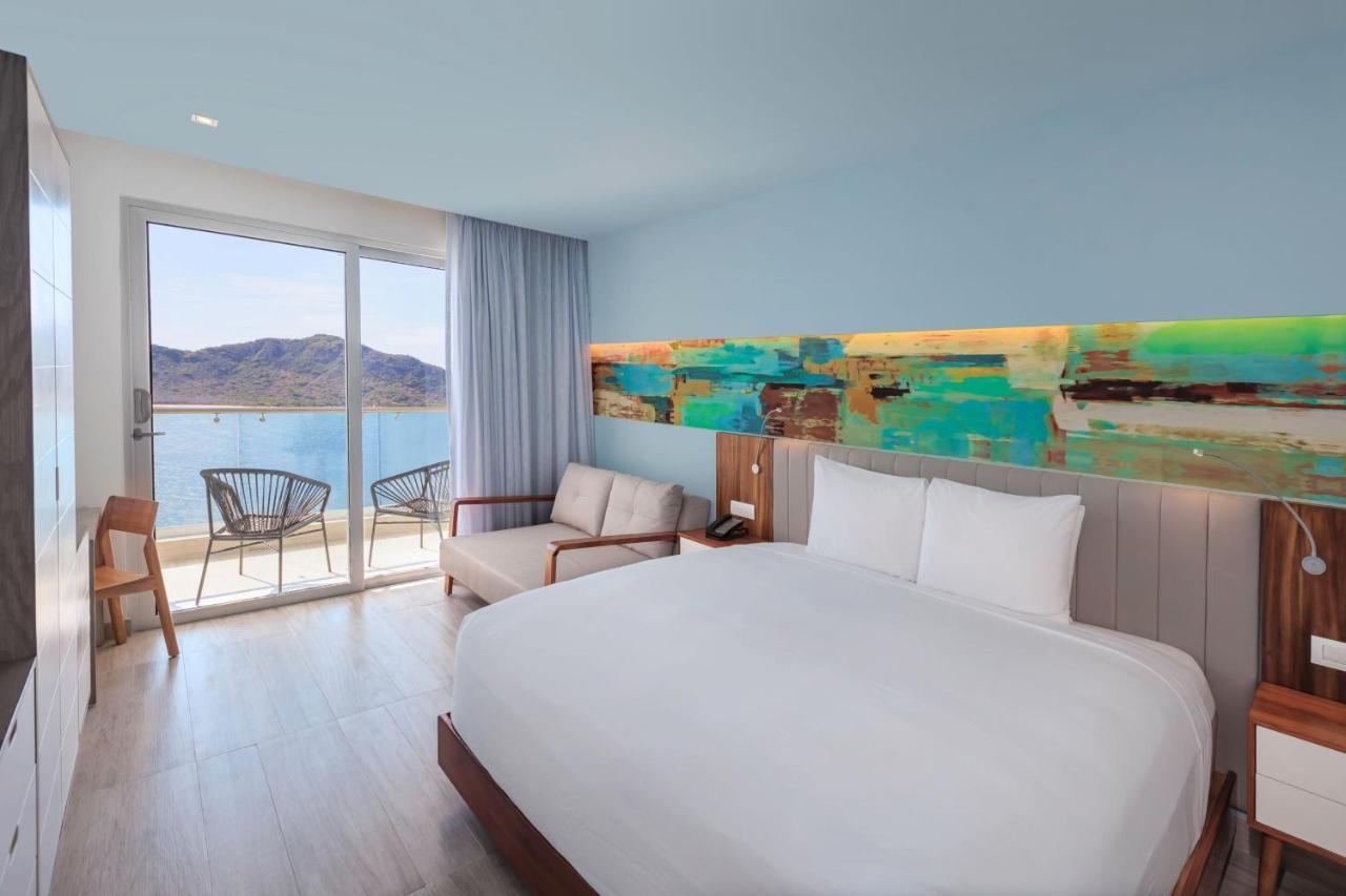 Deluxe King Room with Balcony and Ocean View
