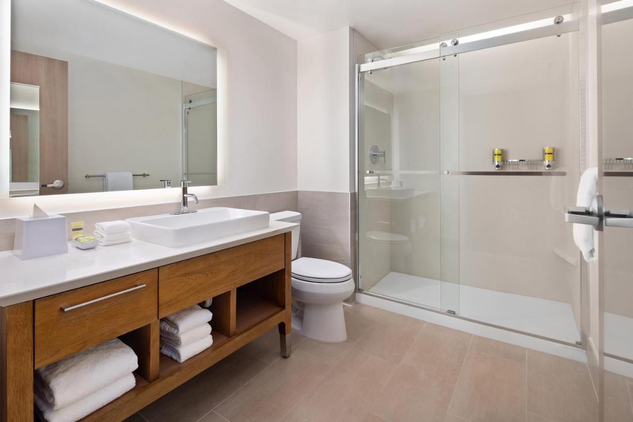 King Studio with Transfer Shower - Mobility and Hearing Accessible
