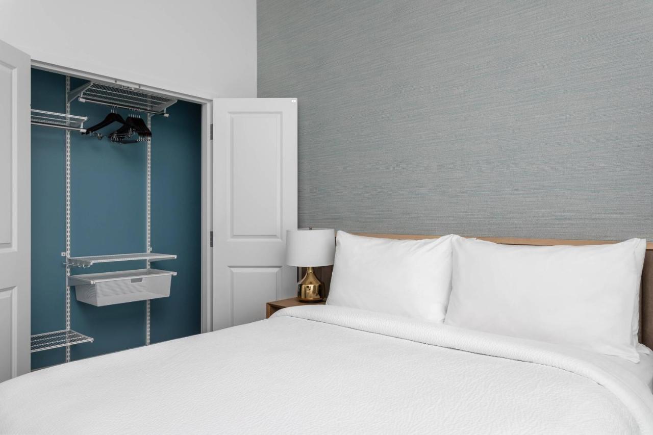 One-Bedroom Queen Suite Sofa Bed High Floor or Theme Park View