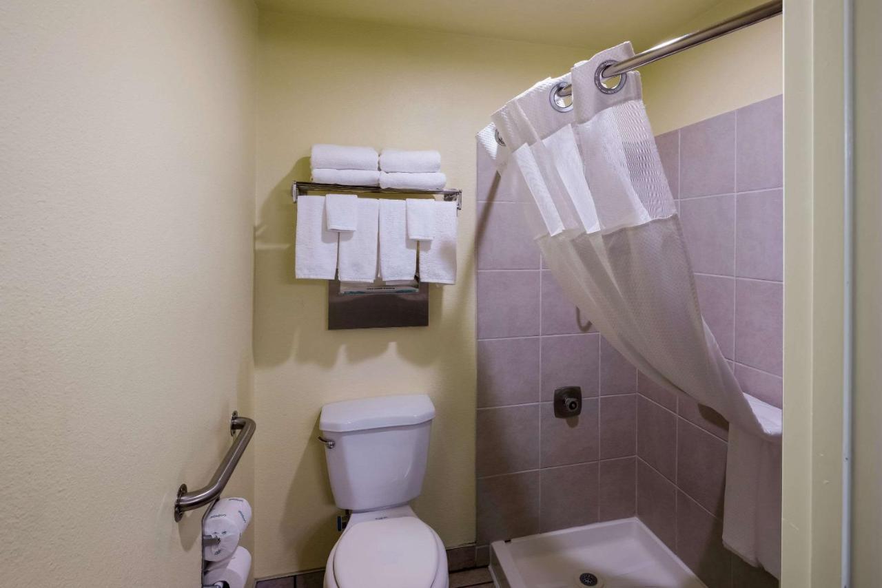 Queen Room - Accessible/Nonsmoking