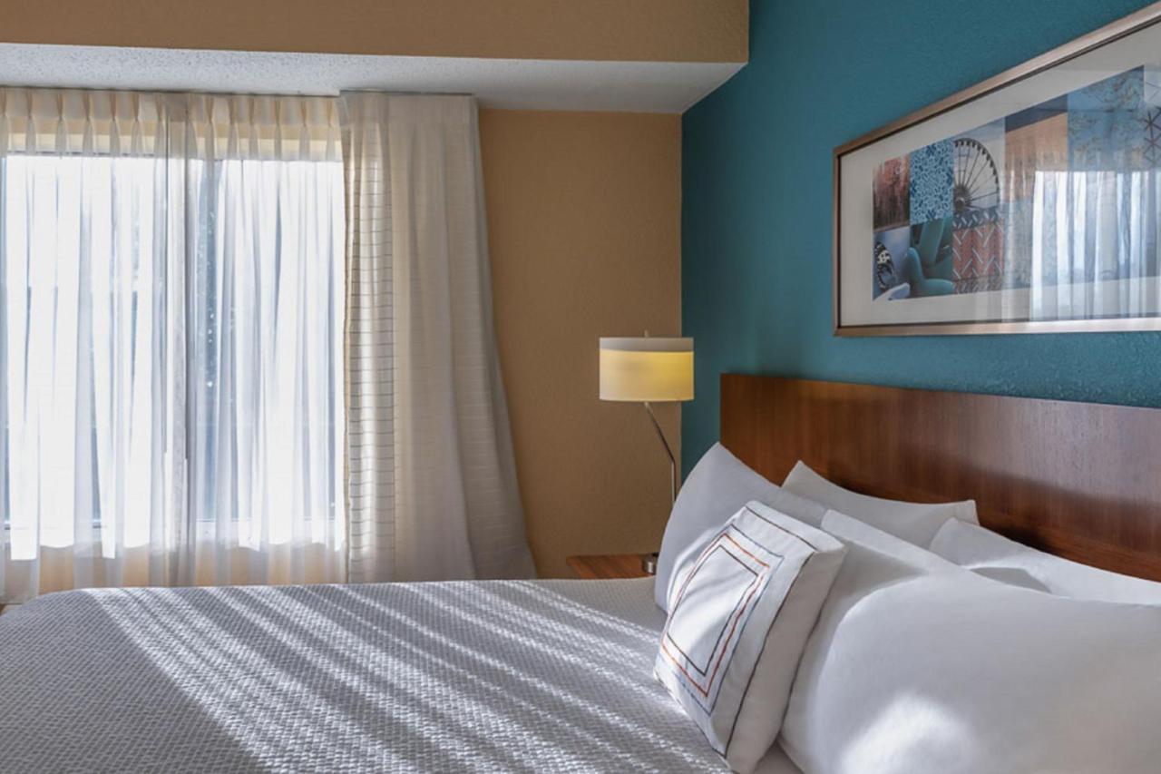 King Room with Roll-In Shower - Mobility Access/Hearing Accessible