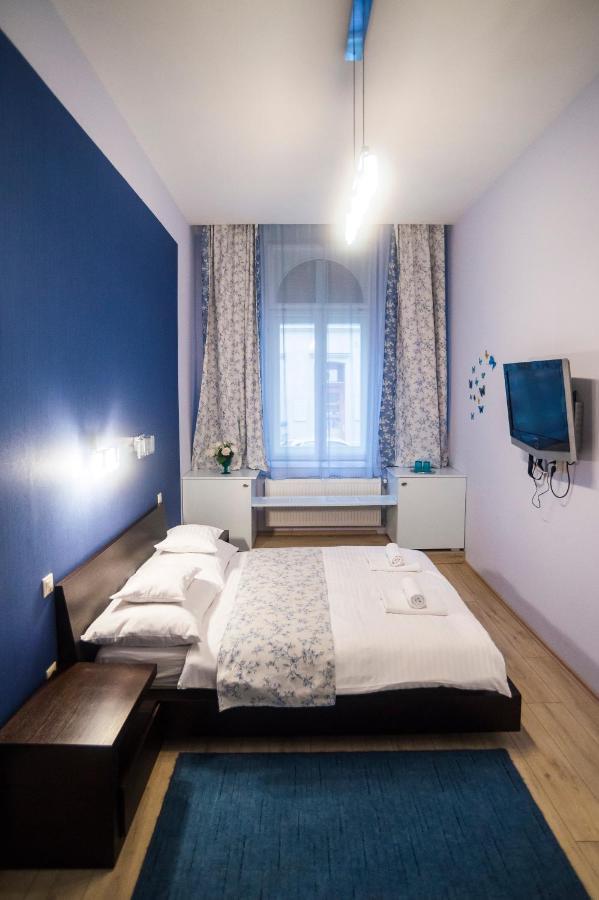 Deluxe szoba kétszemélyes ággyal és zuhanyzóval