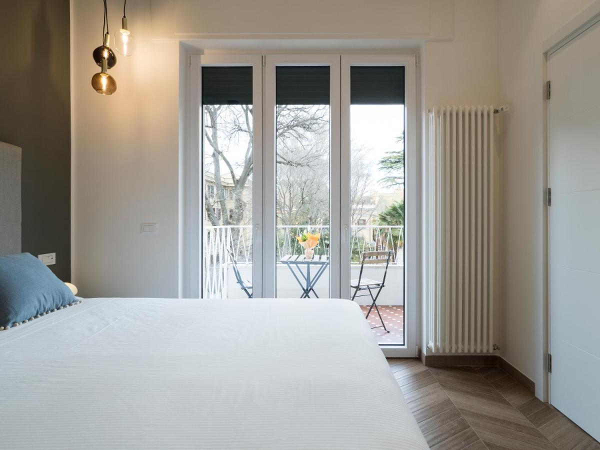 Habitación con cama grande y balcón