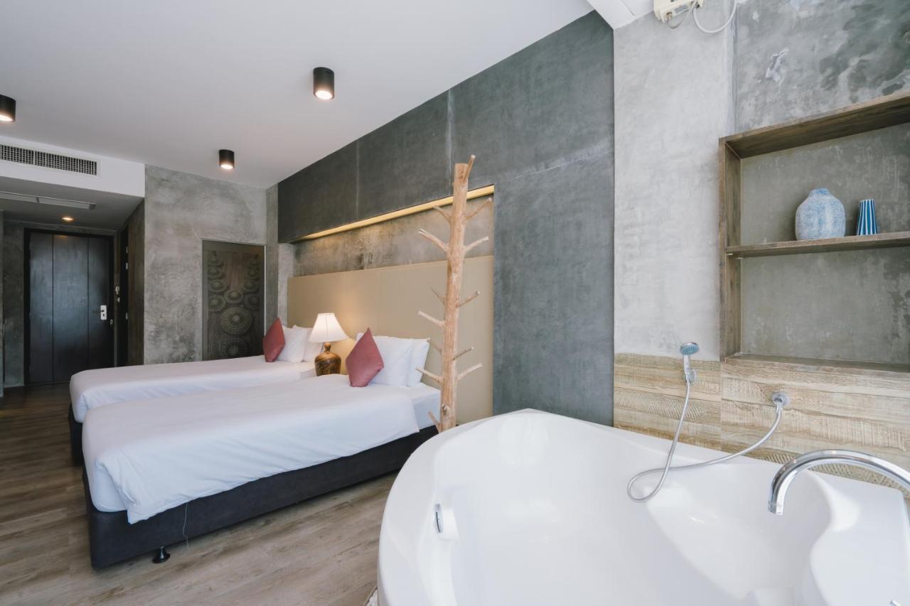 Superior Double or Twin Room Bath,1588403176:JPEG