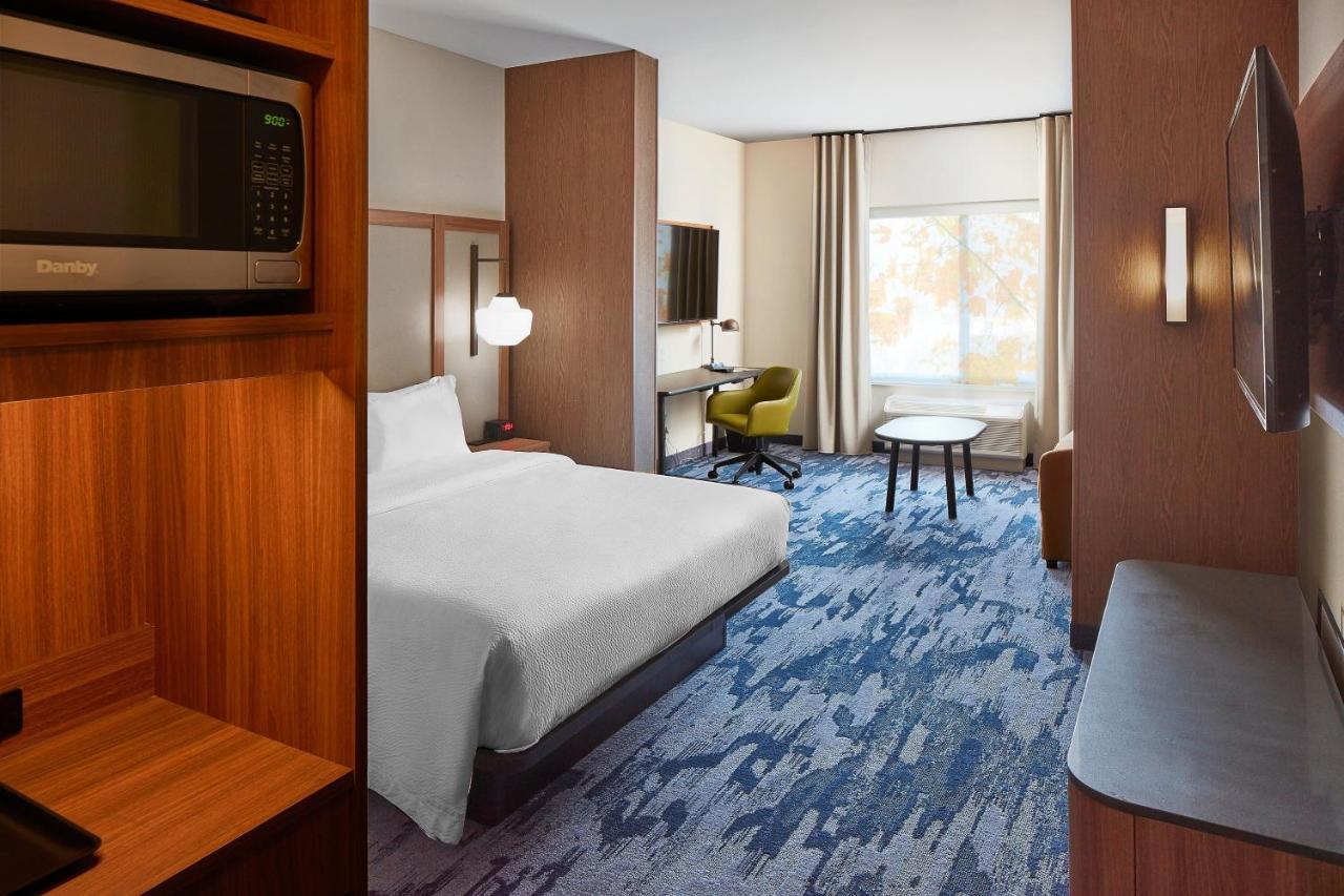 King Suite with Lake View and Sofa Bed - Hearing Accessible