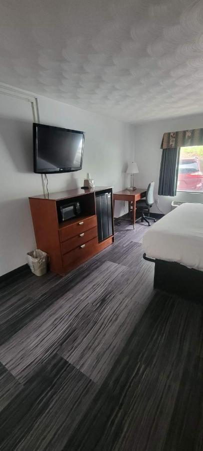 King Room with Roll-In Shower - Disability Access