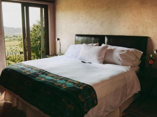 Habitación con cama extragrande y vistas a la piscina