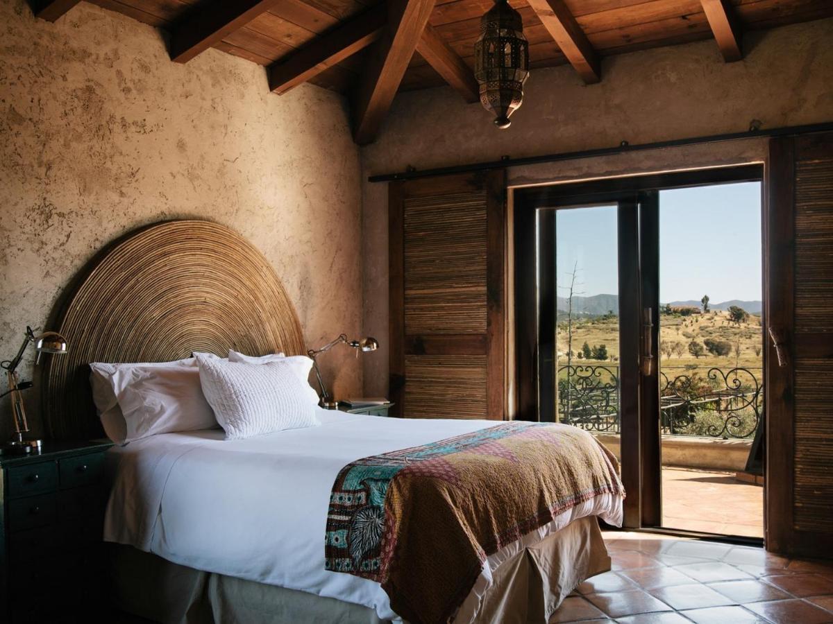 Habitación con cama grande