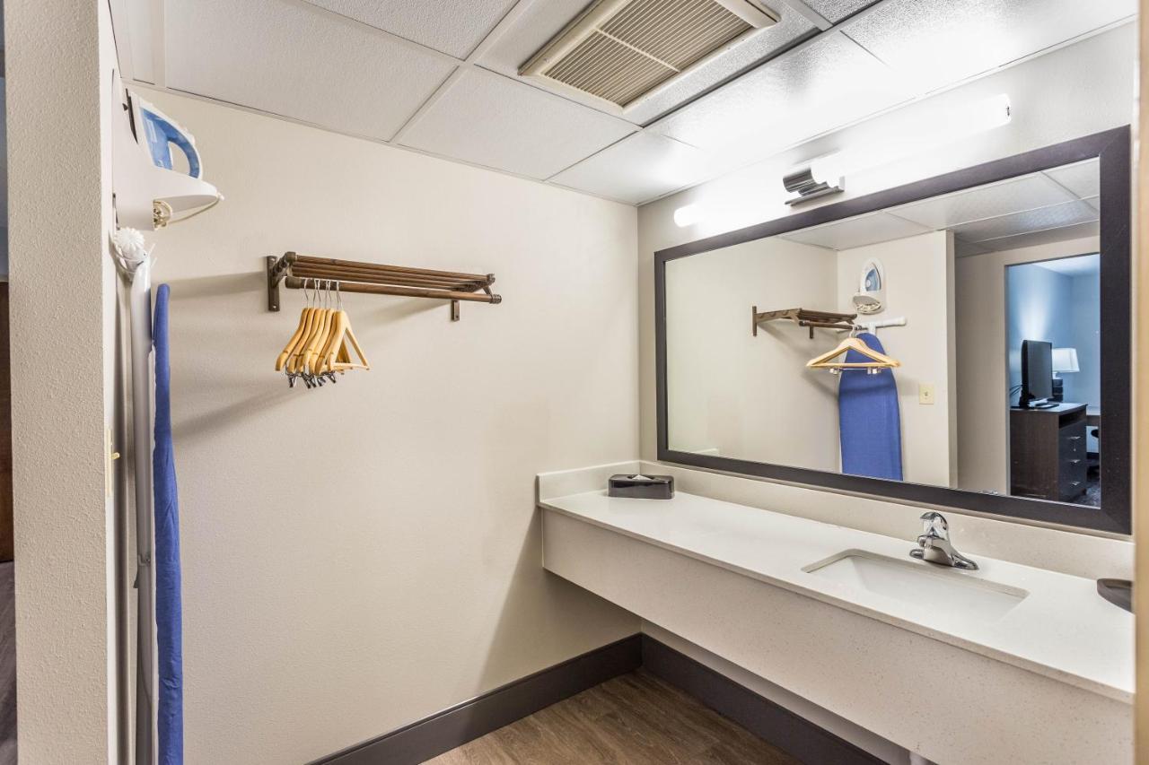 One-Bedroom King Suite - Non-Smoking