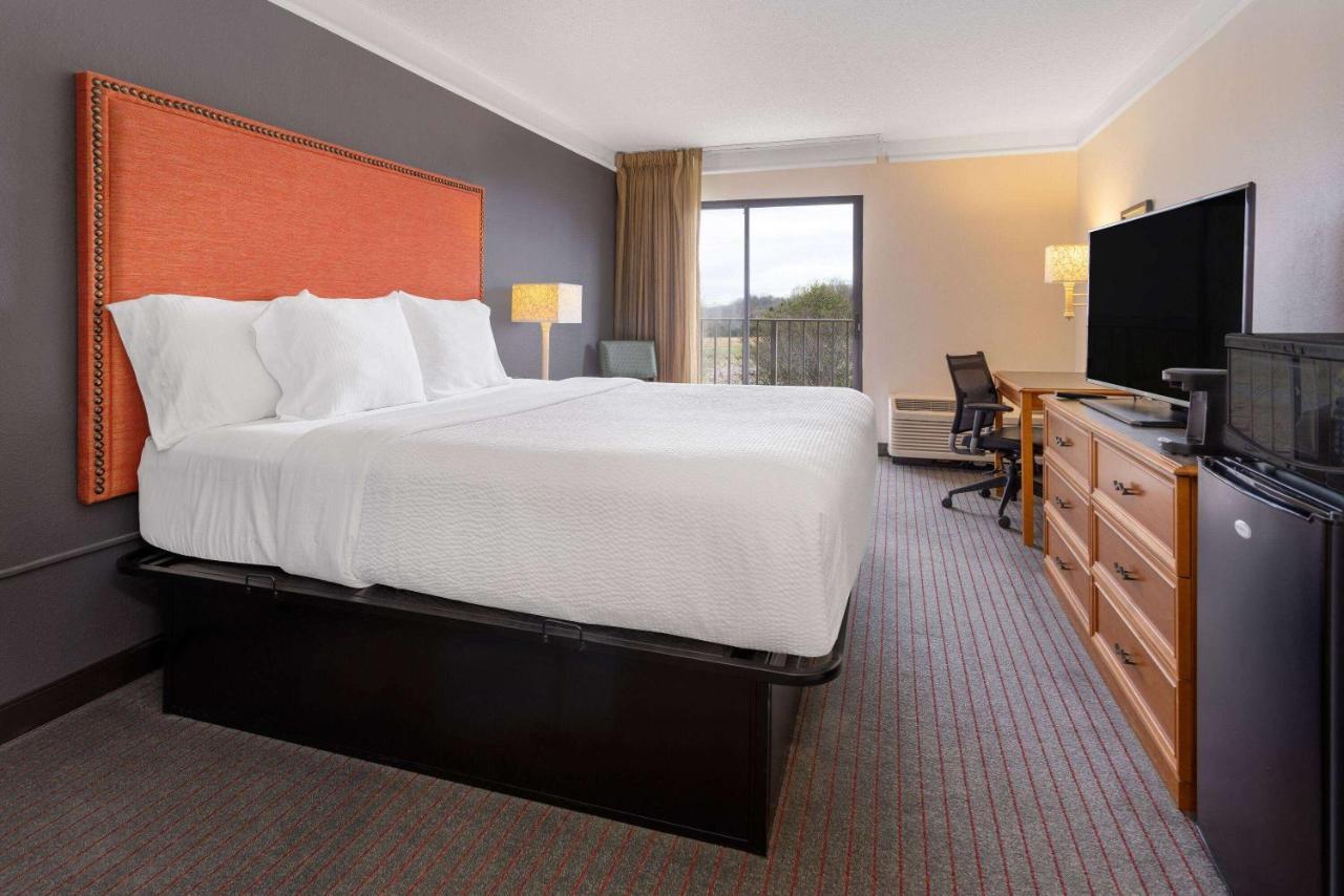 1 King Bed, Executive, Mobility Access Room, Bathtub w/ Grab Bars, Non-Smoking