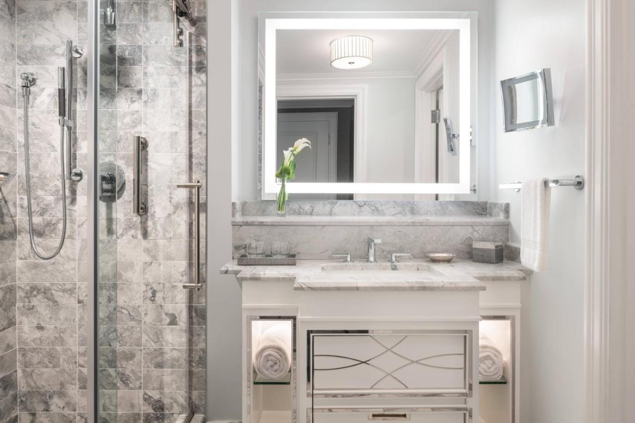 Chambre Lit King-Size avec Baignoire Adaptée - Vue sur Ville - Accessible aux Personnes à Mobilité Réduite/Étage Élevé