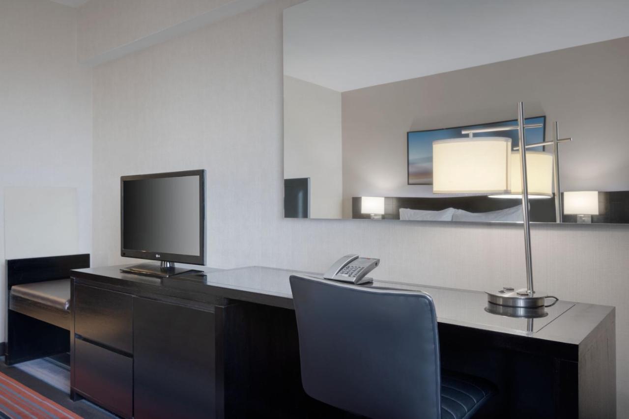 Habitación con cama extragrande.