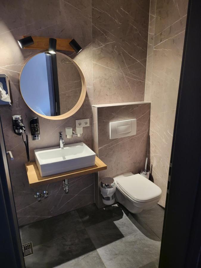 Doppel-/Zweibettzimmer mit Dusche