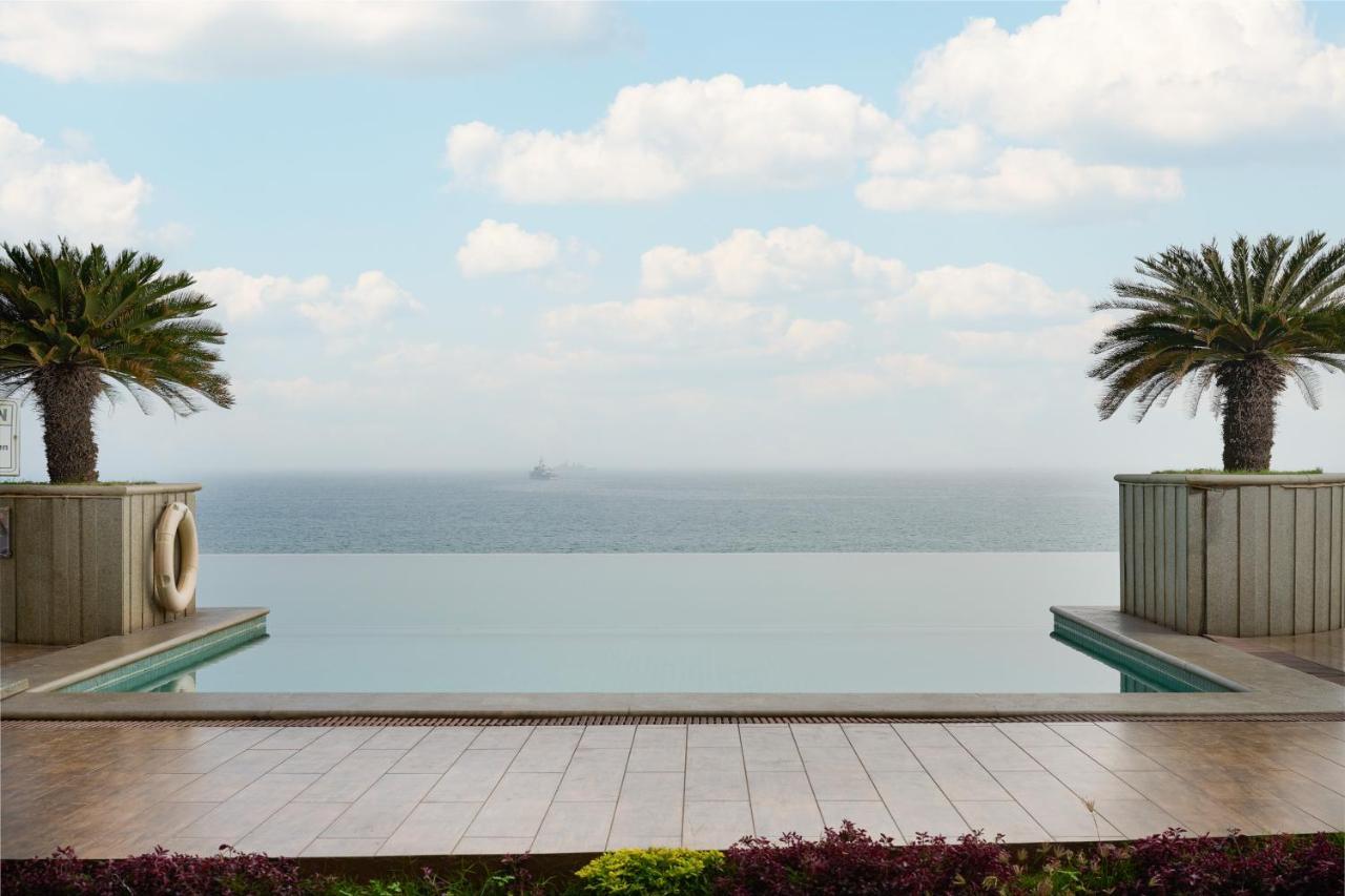 Premier Room 2 Single Beds Ocean View with Premier Lounge Access along with 2 Pieces of Laundry per room per night on non-cumulative basis.