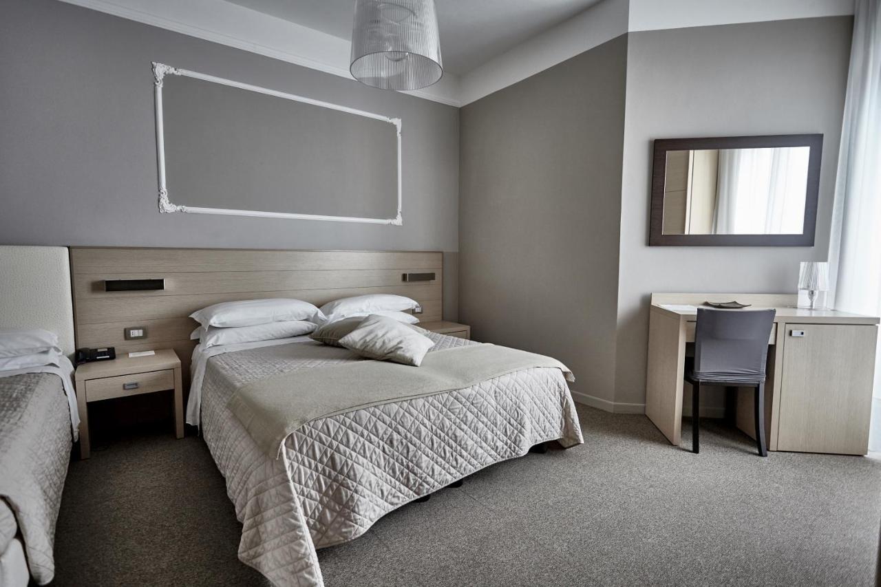 Dreibettzimmer mit seitlichem Meerblick