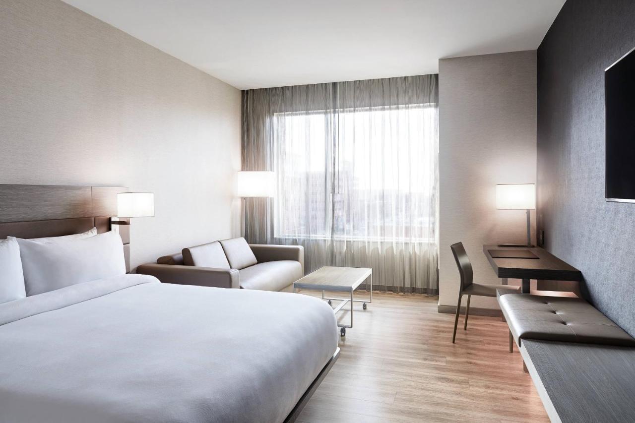 Habitación con cama extragrande, vistas a la ciudad y sofá cama