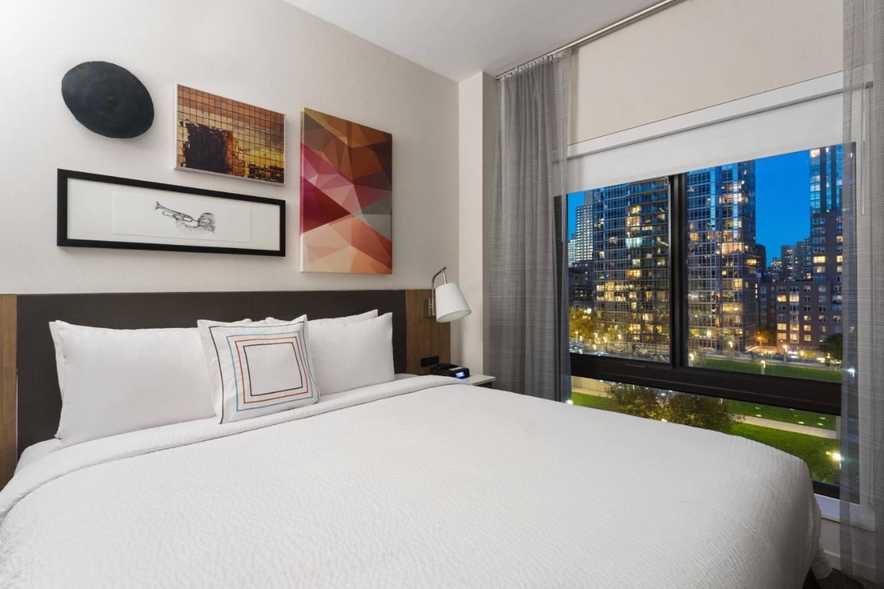 Habitación con cama extragrande y vistas a la ciudad - adaptada para personas con discapacidad auditiva