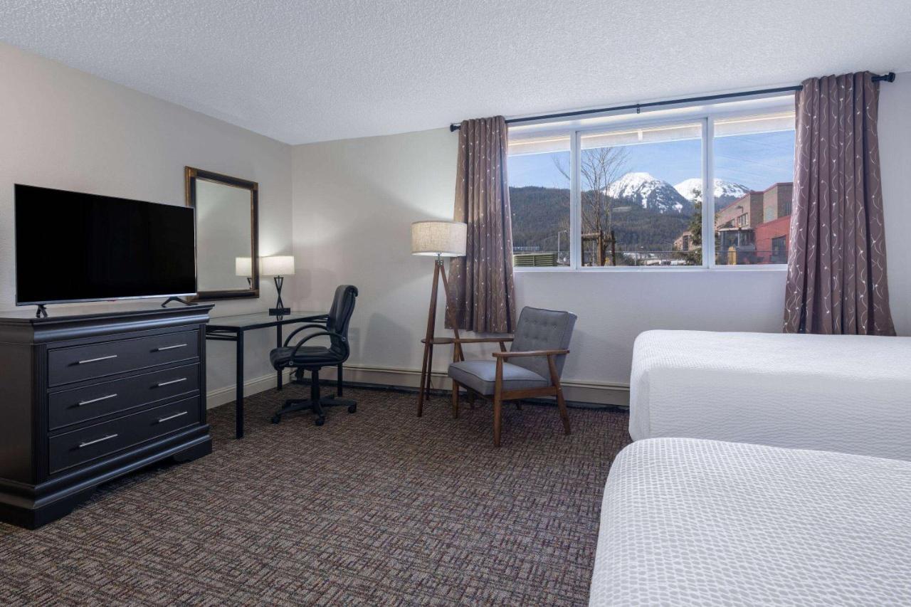 Queen Room with Two Queen Beds - Lower Floor/Non-Smoking