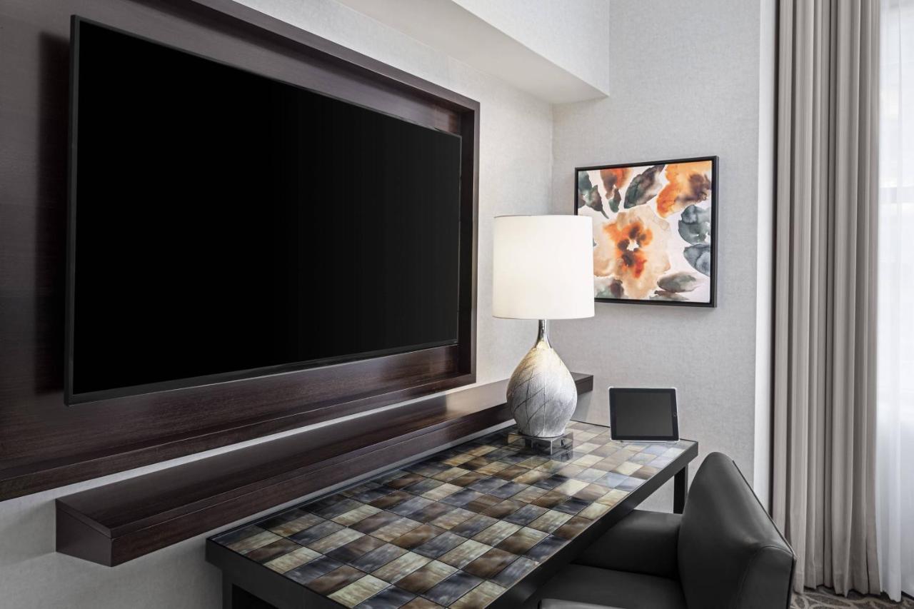 Habitación con cama extragrande.