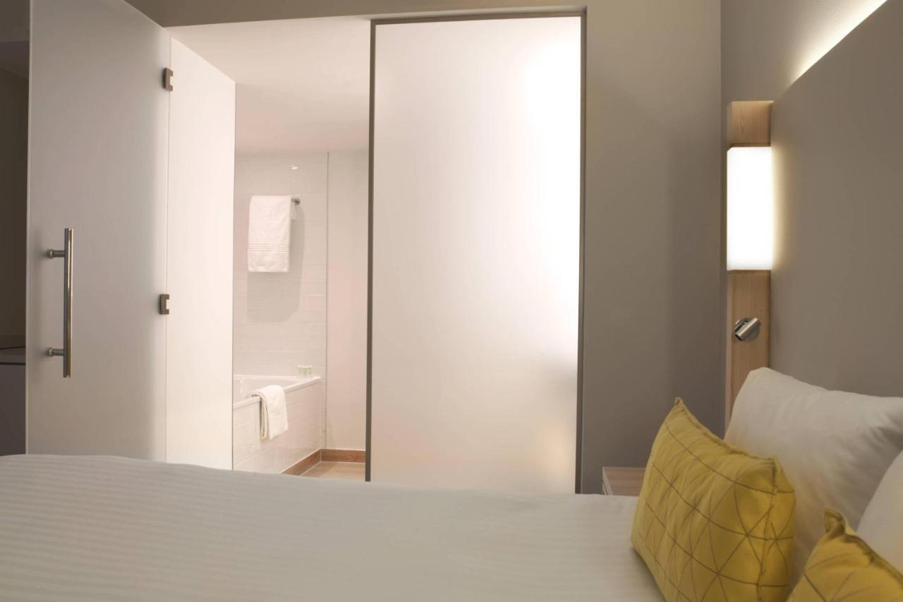 Junior King Suite with Sofa Bed - Free Airport Shuttle