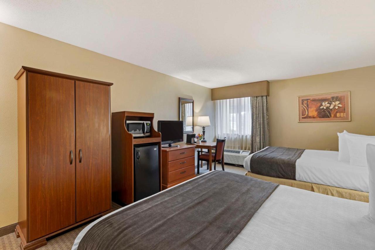 Queen Room with Two Queen Beds and Bath Tub - Disability Access/Non-Smoking