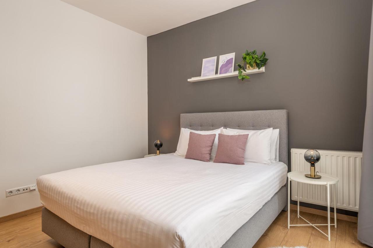Superior One-Bedroom Apartment,1285642051:JPEG