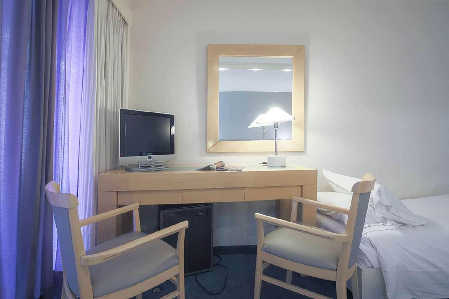 Comfort Room Three Single Beds Non-Smoking