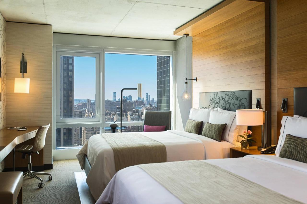 Habitación con cama grande y vistas panorámicas