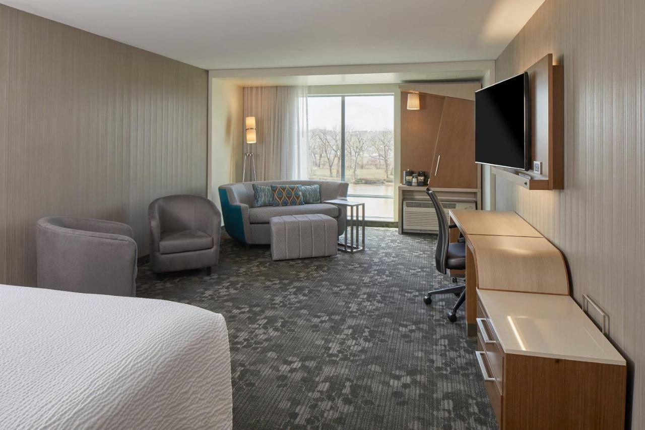 King Suite with River View and Sofa Bed - Hearing Accessible