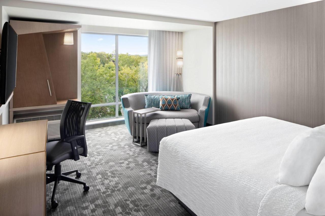 King Room with River View and Roll-In Shower - Mobility Access/Hearing Accessible