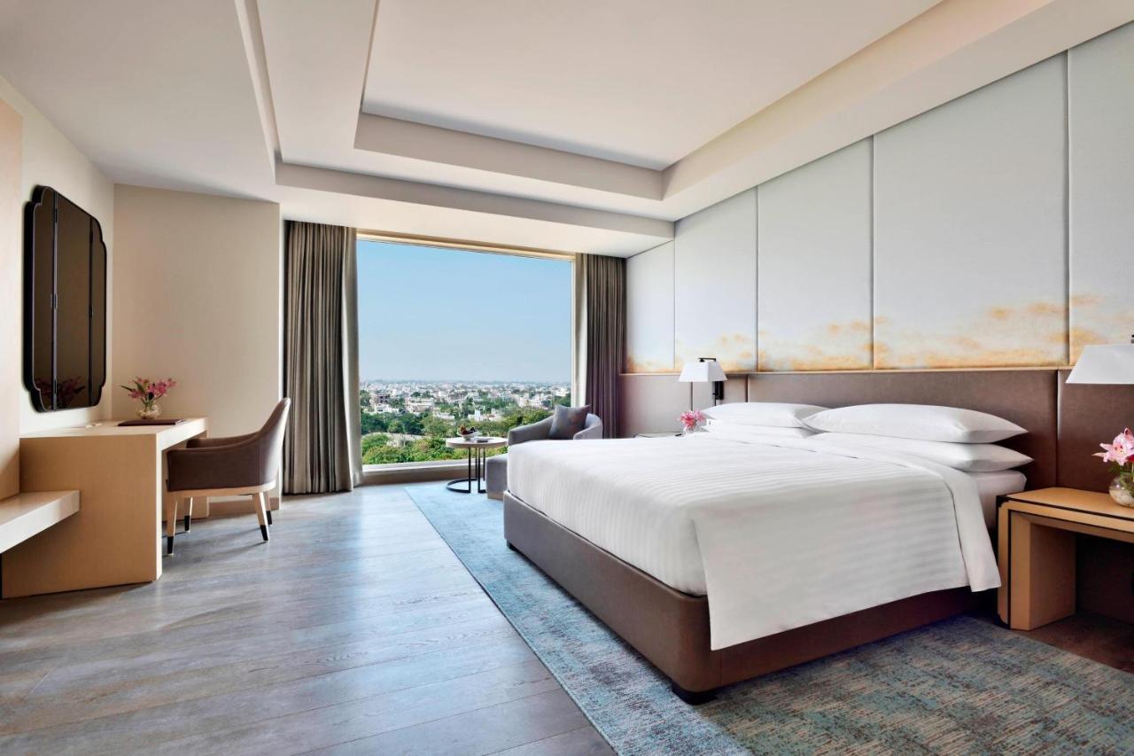 Club King, Club Lounge Access, Guest room, 1 King Bed  - INR 1000 F&B Credit, 1+1 on Selected Beverages (Happy Hours 17:00 -19:00 Hrs)