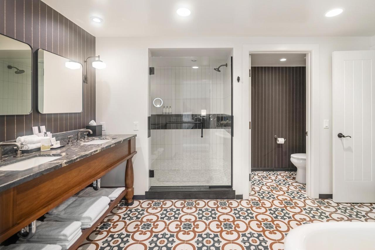 Suite Lit King-Size Domaine avec Douche Accessible en Fauteuil Roulant