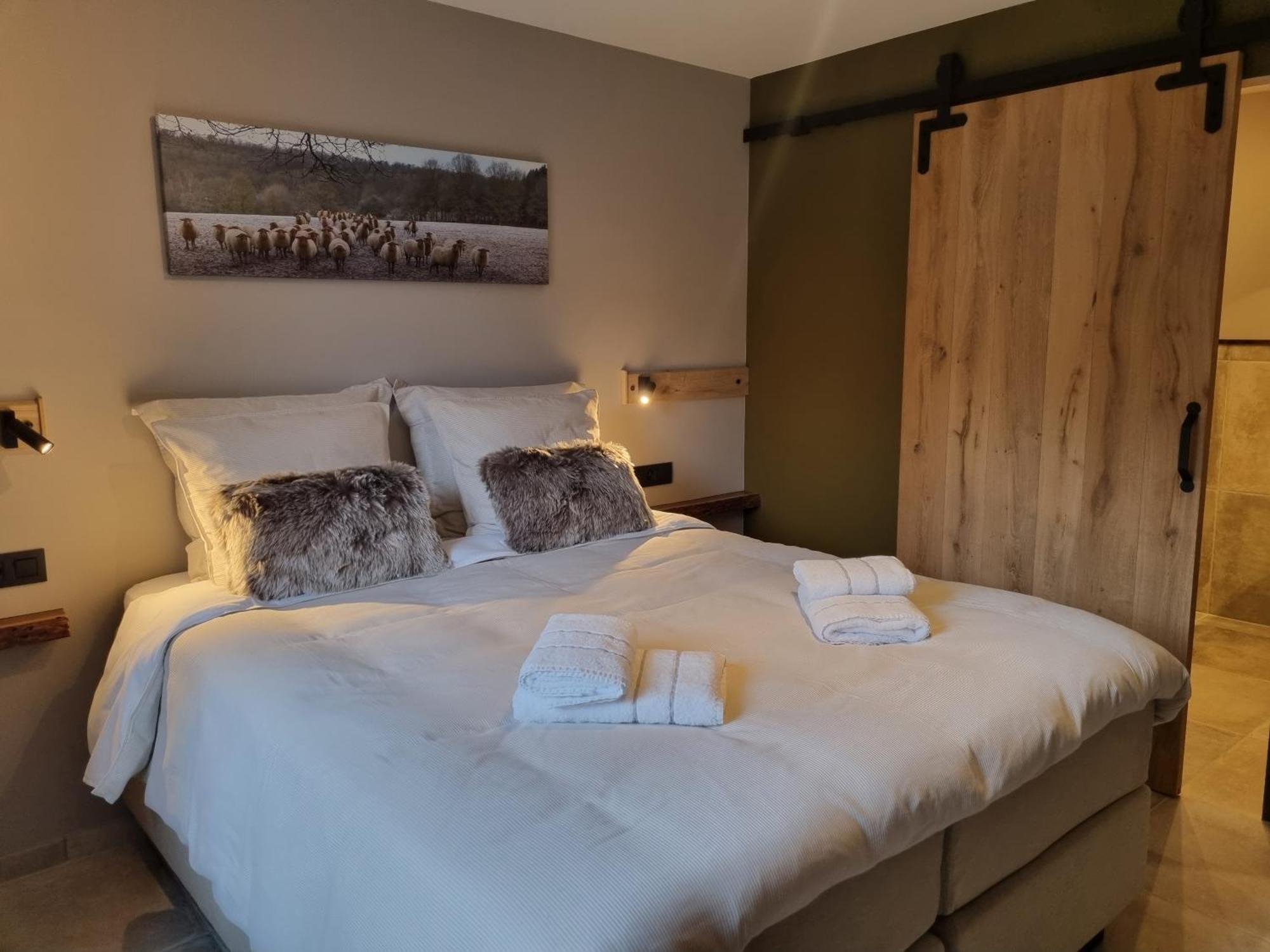 Queen Room,1364847008:JPEG