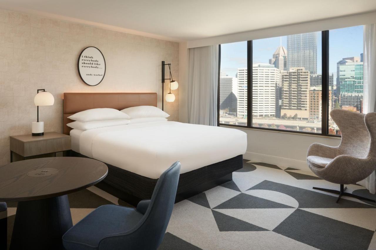 Habitación con cama extragrande y vistas a la ciudad