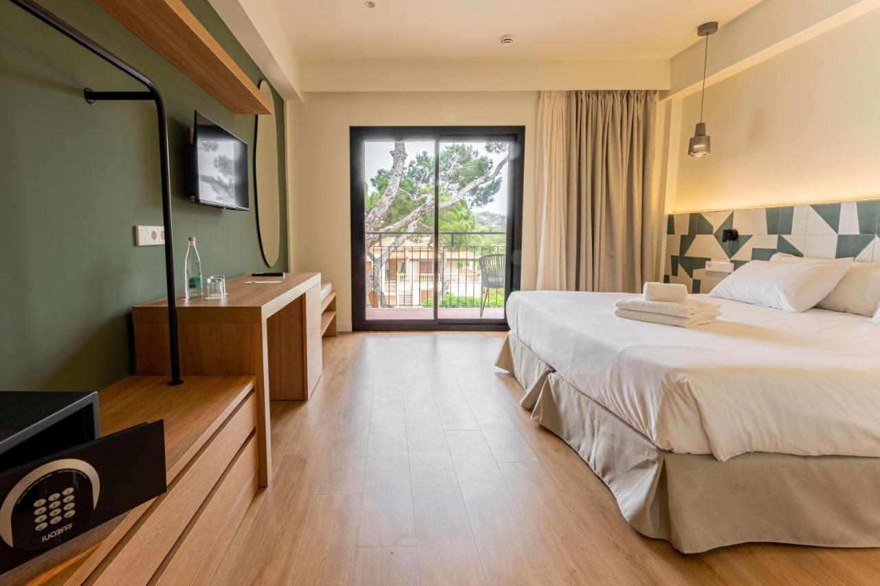 Zweibettzimmer mit Poolblick