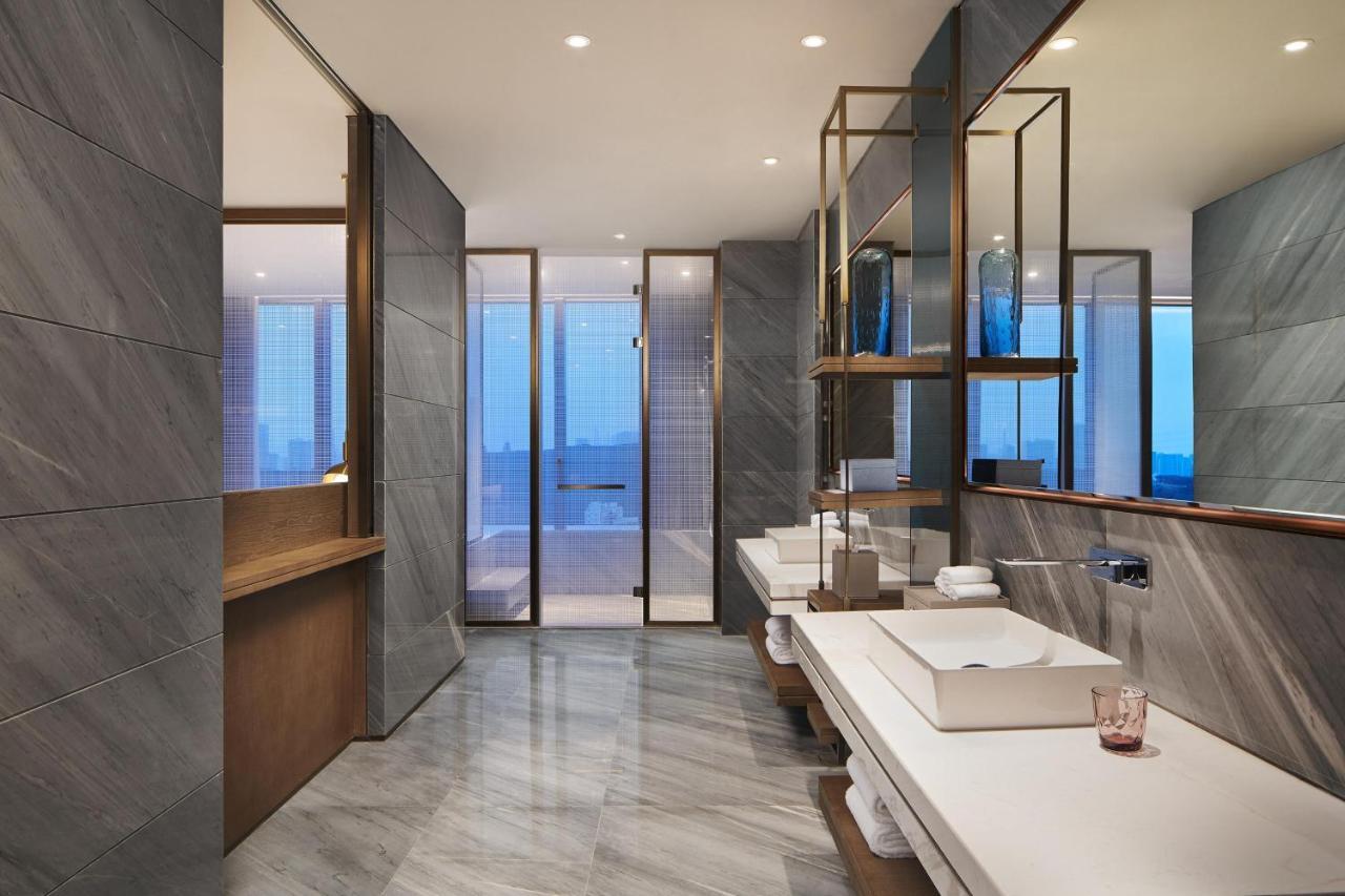 Club Suite, Executive lounge access, 1 Bedroom Suite, 1 King