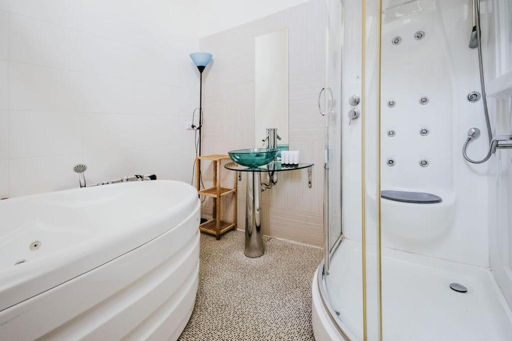 Two-Bedroom Apartment with Spa Bath